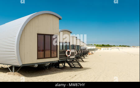 Reihe von Ferienhäusern am Strand von Vrouwenpolder in den Niederlanden Stockfoto