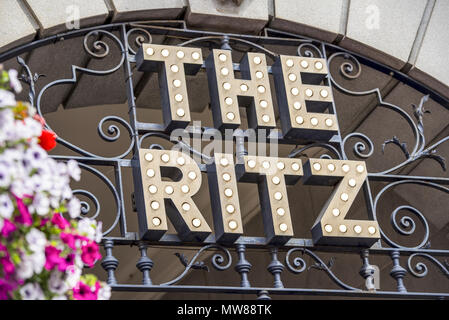 Die kultige, im Art Deco Stil gestaltete Beschilderung im Ritz, London Hotel im Herzen von Mayfair mit Sommerblumen im Vordergrund Stockfoto