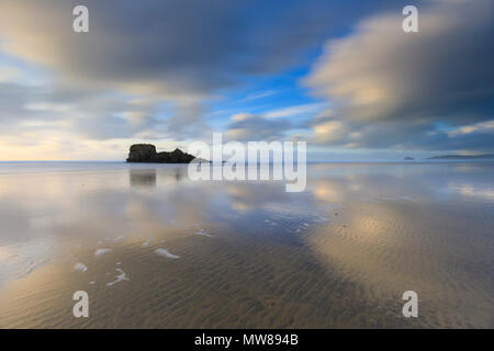 Perranporth Strand bei Sonnenuntergang eingefangen. Stockfoto