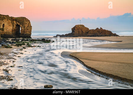 Perranporth Strand bei Sonnenuntergang eingefangen. Stockfoto