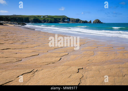 Die Mutter Ivey Bay Beach mit Padstow Rettungsboot Station in der Ferne. Stockfoto