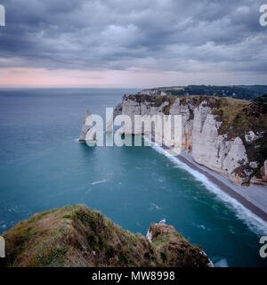 Die Klippen von Etretat bei Sonnenuntergang. Der Normandie, Frankreich. Stockfoto