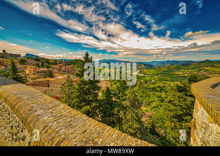 Mit der Italienischen mittelalterliches Dorf auf hügeligen Landschaft Stockfoto