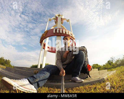 Selfie Mania. Ein junger Mann nimmt einen selfie auf Kamera. Reisen in Belarus. Die Inschrift Pinsk Stockfoto