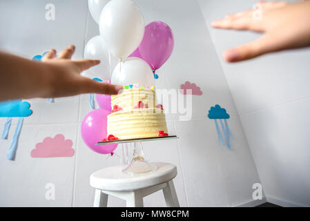 7/8 shot der menschlichen Hände greifen zu leckeren Geburtstagskuchen Stockfoto