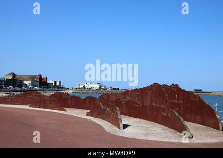 Artwork von einer Gliederung des Lake District Fells in Morecambe Bay, an der Promenade von Morecambe, Lancashire mit Midland Hotel in Abstand. Stockfoto