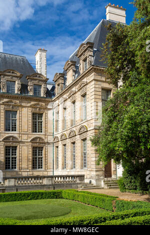 Morgen Sonnenlicht auf dem alten französischen Architektur des Hotel de Sully, Le Marais, Paris, Frankreich Stockfoto