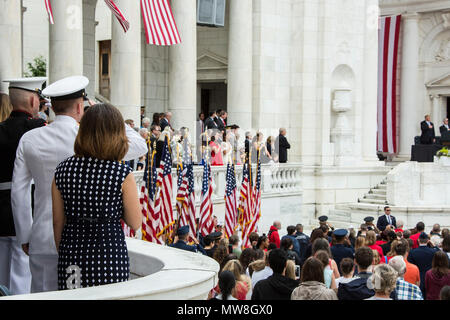 Gäste besuchen die 2018 Volkstrauertag Kranzniederlegung Zeremonie am Grab des Unbekannten Soldaten, Arlington National Cemetery, Arlington, Virginia, 28. Mai 2018. Jedes Jahr eine feierliche Kranzniederlegung am Grab gelegt wird, ehrt die Opfer durch Service Mitglieder, die ihr Leben im Dienst der Vereinigten Staaten von Amerika verloren. (U.S. Marine Corps Foto von Cpl. Hailey D. Clay) Stockfoto