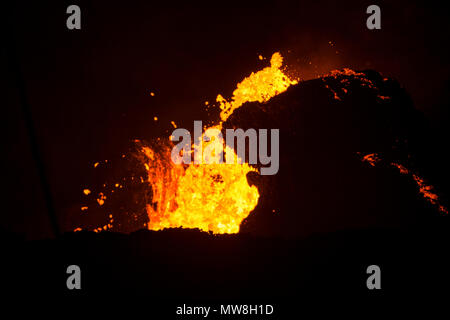 Lava gießt aus einem großen Riss in Pahoa, Hawaii 24. Mai 2018. Zerstörung weiter auf der grossen Insel von Hawaii im Zuge der Kilauea Volcano Eruption. (U.S. Marine Corps Foto von Pfc. Trevor Rowett) Stockfoto