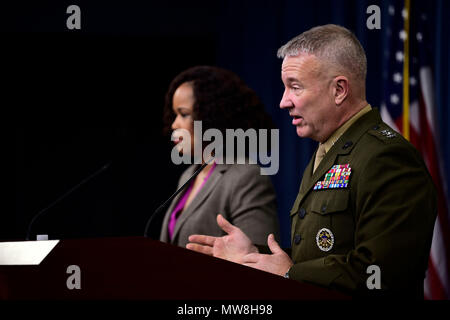 Dana White, der Assistent des Verteidigungsministers für öffentliche Angelegenheiten und des US Marine Corps Generalleutnant Kenneth F. McKenzie, die Gemeinsame Personal Direktor, kurz der Presse auf das Pentagon in Washington, D.C., 31. Mai 2018. (DoD Foto von Master Sgt. Angelita M.Lawrence) Stockfoto