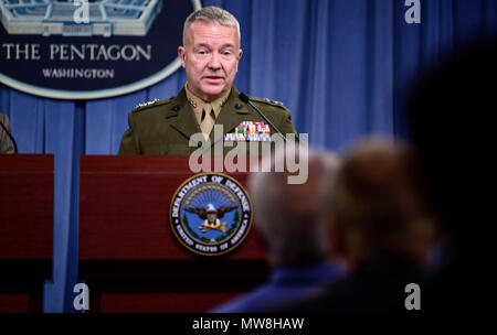 Dana White, der Assistent des Verteidigungsministers für öffentliche Angelegenheiten und des US Marine Corps Generalleutnant Kenneth F. McKenzie, die Gemeinsame Personal Direktor, kurz der Presse auf das Pentagon in Washington, D.C., 31. Mai 2018. (DoD Foto von Master Sgt. Angelita M.Lawrence) Stockfoto