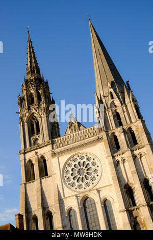 Die zwei gegensätzlichen Türme an der Westfassade der Kathedrale von Chartres Frankreich Stockfoto