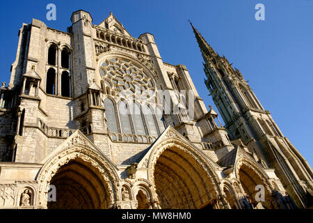 Eingang Nord und dem 16. Jahrhundert im Turm der Kathedrale von Chartres, Frankreich Stockfoto