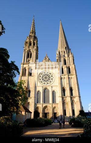 Die zwei gegensätzlichen Türme an der Westfassade der Kathedrale von Chartres Frankreich Stockfoto