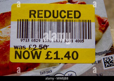 Ein Tesco essen Etikett für eine Mahlzeit, die über den Ablauf reduziert Stockfoto