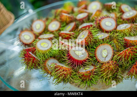 In der Nähe der Hälfte geschnitten Rambutan Früchte Stockfoto