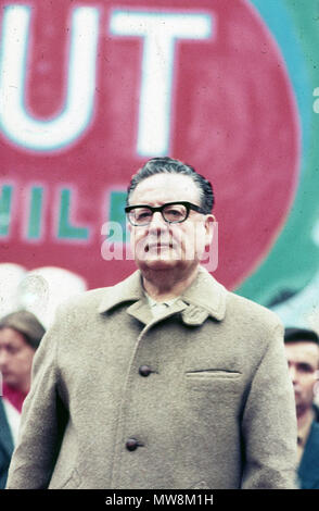 SALVADOR ALLENDE (1908-1973), chilenischer Politiker auf einem Anhänger" März 1964 Stockfoto