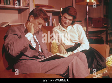 JOHN F. Kennedy (1917-1963) als US-Präsident mit seiner Frau Jackie über 1963 Stockfoto