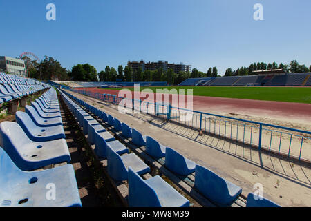 Sonnigen Tag blue Clear Sky blue Sitzplätze im Stadion Gras grün Feld und Anschluss läuft Stockfoto