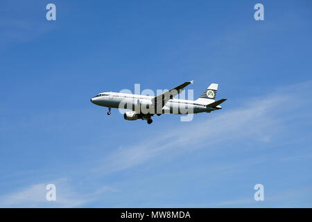 Aer Lingus Airbus A320-Flugzeuge, die Registrierungsnummer EI-DVM, Nickname St Colman, in retro Livree, nähert sich eine Landung. Stockfoto