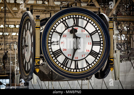 In der Nähe von großen hängenden 4-seitig Zifferblatt in Waterloo Station, London, Großbritannien, am 13. August 2013, Stockfoto