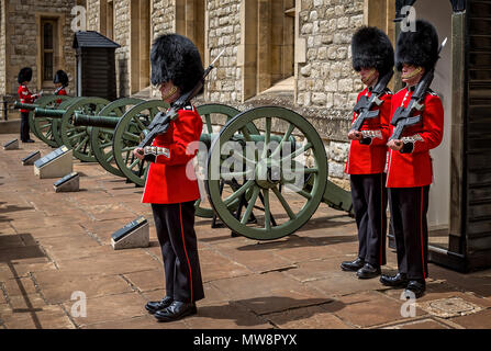 Gardisten in Bärenfellmütze Hüte im Tower of London, London, Großbritannien am 8. Juli 2017 getroffen Stockfoto
