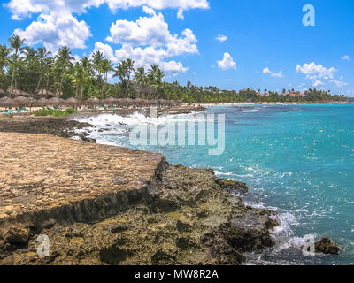 Südlich der Küste Landschaft der Dominikanischen Republik Bayahibe Strand, in der Nähe von La Romana. Bayahibe ist berühmt für seine all-inclusive-Resort. Sommer Urlaub Konzept. Stockfoto