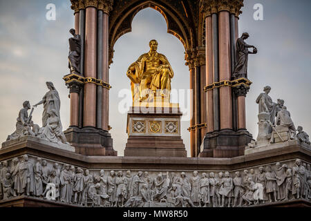 Das Albert Memorial in South Kensington, London, Großbritannien, am 25. Juli 2014 getroffen Stockfoto