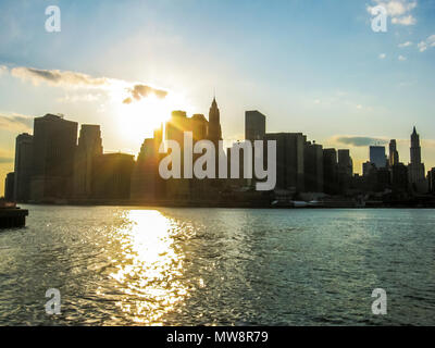 New York City, Vereinigte Staaten - 30 April 2008: die spektakuläre Skyline von Manhattan mit dem Empire State Building über den Hudson River bei Sonnenuntergang. Von der Fähre nach Staten Island gesehen. Stockfoto