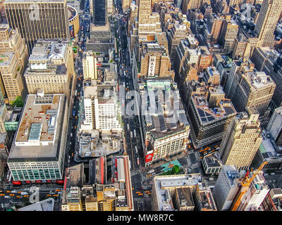 Manhattan, New York City, Vereinigte Staaten - 1. Mai 2008: Luftaufnahme der Wolkenkratzer, Straßen und Menschen auf dem Weg zur Arbeit. Stockfoto