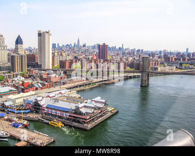 Manhattan, New York City, Vereinigte Staaten - 1. Mai 2008: Hubschrauberflug über Manhattan Skyline in New York City von Amerika. Stockfoto