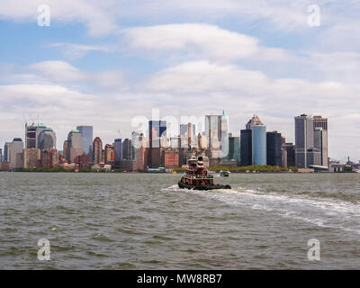 Skyline von Manhattan mit dem Empire State Building über den Hudson River, New York City, USA. Von der Fähre nach Staten Island gesehen. Stockfoto