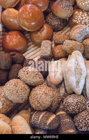 Frisches Brot und Backwaren zu einem Artisan baker s bei Borough Market in London ausgeht. Brote und Roggen Brötchen und Baguettes auf Verkauf Essen Stockfoto