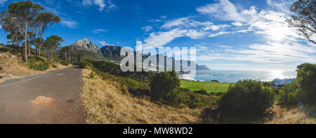 Panorama der 12 Apostel in Kapstadt mit blauem Himmel Stockfoto