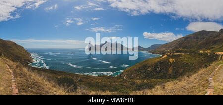 Panorama von Hout Bay in Kapstadt mit blauem Himmel Stockfoto