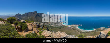 Panorama der Tafelberg und die 12 Apostel in Kapstadt mit blauem Himmel Stockfoto