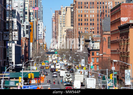 Ansicht von oben nach unten 10. Avenue mit Menschen und Autos entlang der Straßen durch den Stadtteil Chelsea in Manhattan in New York City NYC Stockfoto