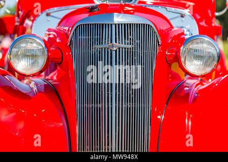 Flache Tiefenschärfe Detailansicht der markanten Scheinwerfer, Kühlergrill, und Kotflügel Details auf einer kundenspezifischen 1937 Chevrolet Master Coupé. Stockfoto