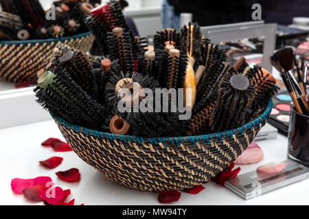 Haar Tools, Schönheits- und Friseursalon Konzept - verschiedene Bürsten oder Kämme auf weißem Hintergrund Stockfoto