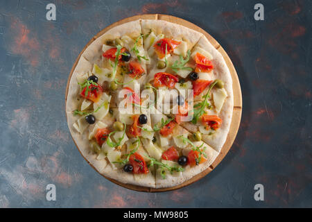 Blick von oben auf die Focaccia mit Käse, Tomaten und Oliven Stockfoto