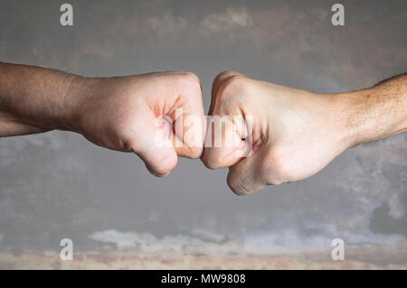 Close up Aufeinanderprallen zweier Fäuste an dramatischen Hintergrund. Konzept der Konfrontation, Wettbewerb usw. Stockfoto