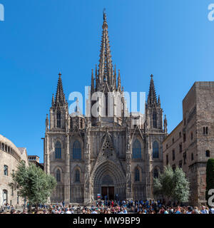 Die Kathedrale von Barcelona. Die Kathedrale der Hl. Kreuz und St. Eulalia von der Plaça de La Seu, Barri Gotic, Barcelona, Spanien Stockfoto