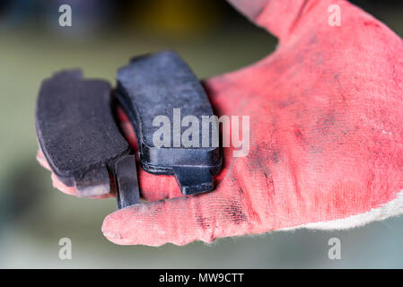 Hand hält eine neue und eine Pause Pads Stockfoto