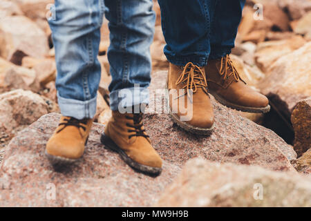 7/8 Schuß von Vater und Sohn stehen auf Felsen Stockfoto