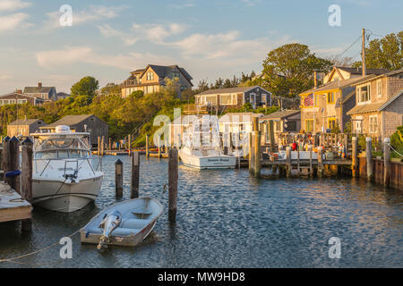 Boote angedockt in Menemsha Becken kurz vor Sonnenuntergang, im Fischerdorf Menemsha in Chilmark, Massachusetts auf Martha's Vineyard. Stockfoto