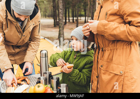 Familie mit Picknick an kalten Herbst Tag Stockfoto