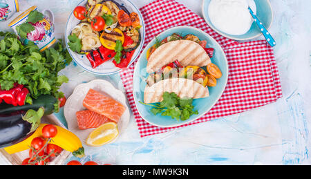 Mexikanische Tacos mit gegrilltem Gemüse und Lachs. Gesundes Essen für die Mittagspause. Fast food. Platz kopieren Stockfoto