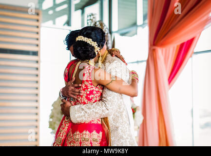 Indien und Pakistan den Bräutigam und Braut Umarmen und Übersicht Hochzeit Schmuck Zubehör Stockfoto