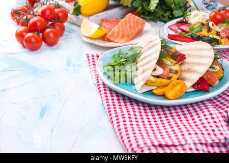 Mexikanische Tacos mit gegrilltem Gemüse und Lachs. Gesundes Essen für die Mittagspause. Fast food. Platz kopieren Stockfoto