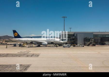 Lufthansa Flugzeuge am Flughafen von Malaga, Costa del Sol, Spanien. Stockfoto